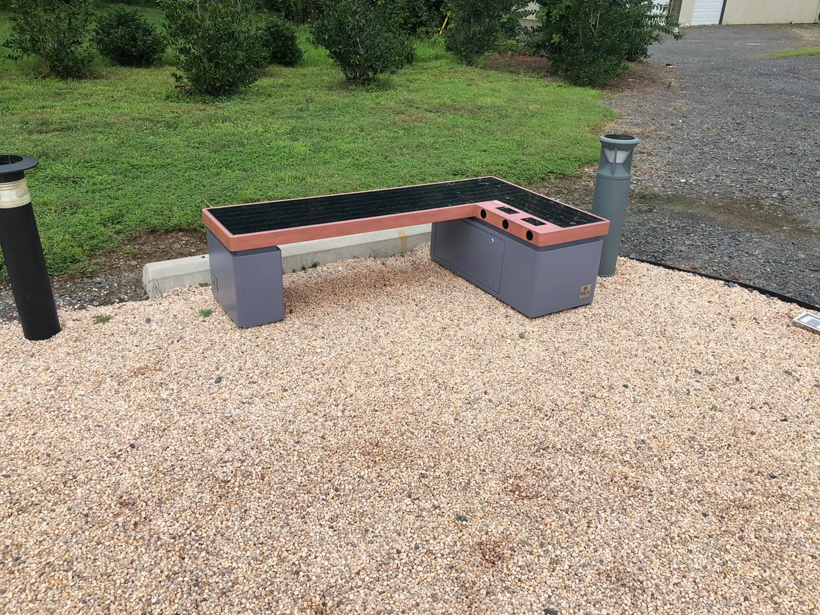 SB1040 SOLAR CHARGING AND CONNECTIVITY STATION BENCH