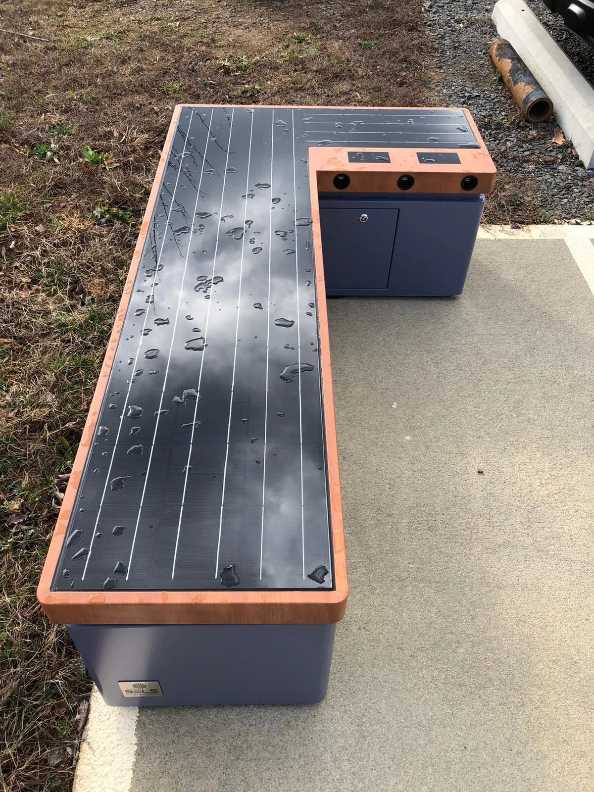 SB1040 SOLAR CHARGING AND CONNECTIVITY STATION BENCH