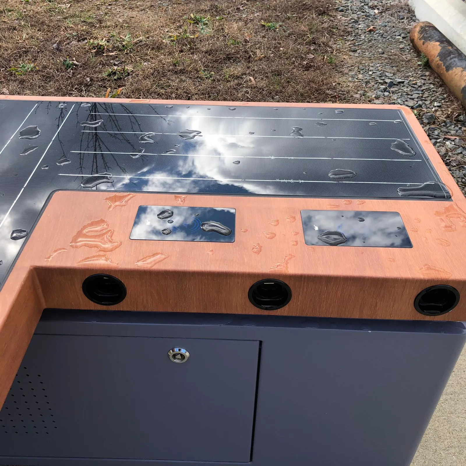 SB1040 SOLAR CHARGING AND CONNECTIVITY STATION BENCH