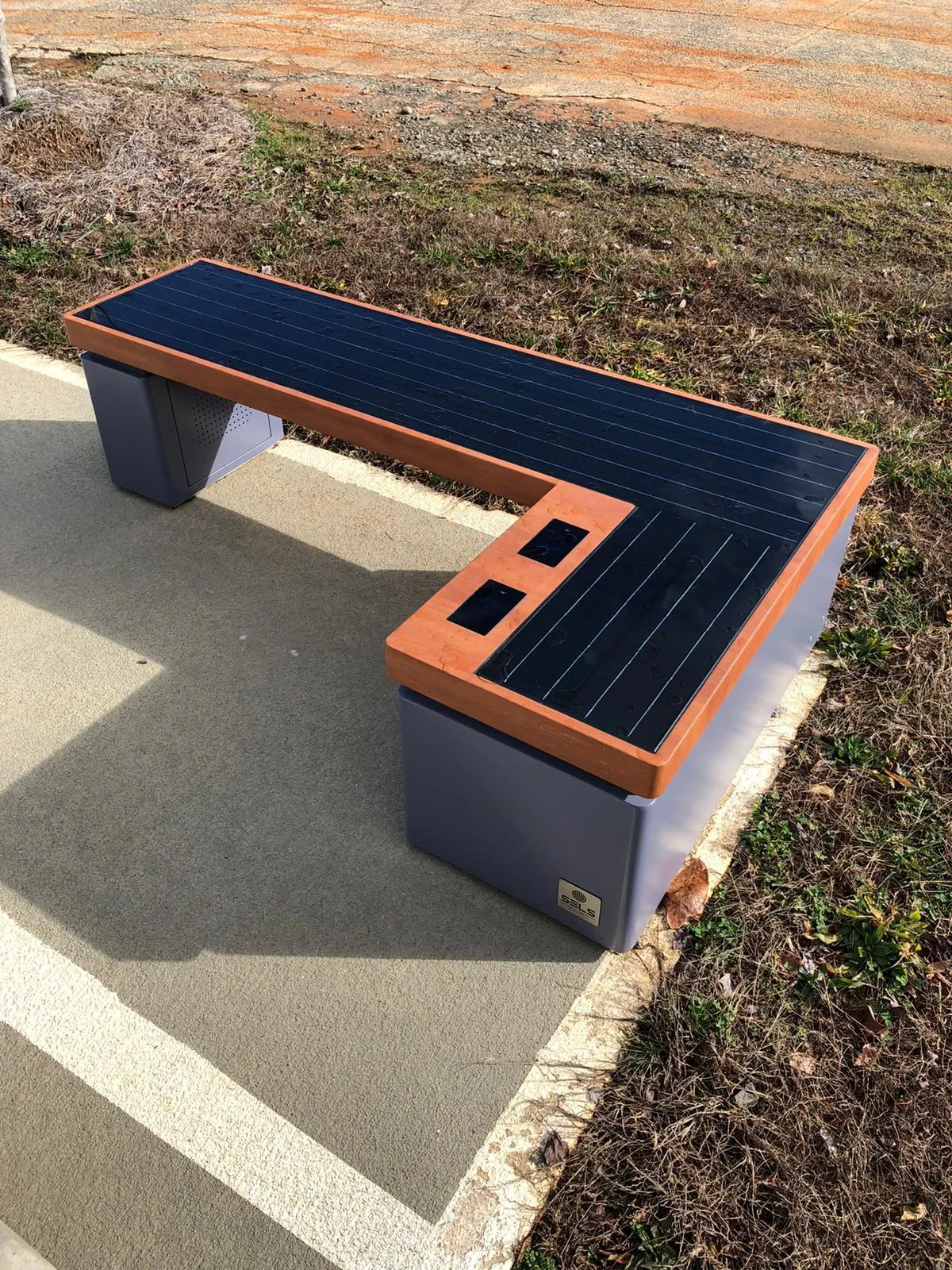 SB1040 SOLAR CHARGING AND CONNECTIVITY STATION BENCH
