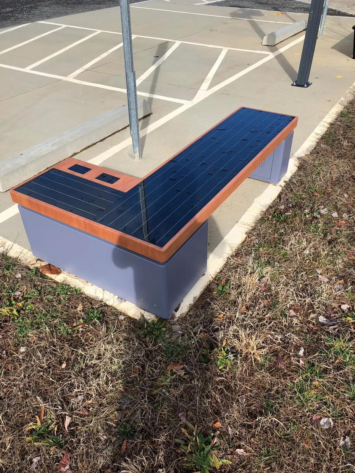 SB1040 SOLAR CHARGING AND CONNECTIVITY STATION BENCH